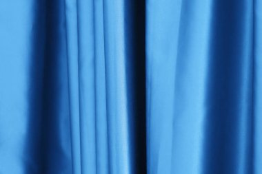 İpeksi yumuşak kumaş dokusu. Kızıl maddenin arka planı. Lüks mavi perde arkaplanı yakın plan. 2020 yılının moda rengi.