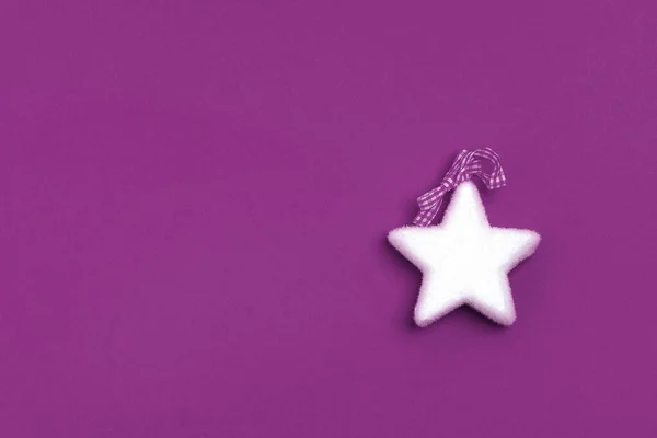 Neujahrs- und Weihnachtskomposition. weißer Stern auf violettem Hintergrund, Draufsicht, flache Lage, Kopierraum — Stockfoto