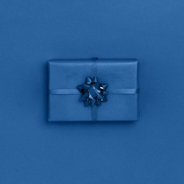 Yeni yıl ve Noel kompozisyonu. Kırmızı arka planda hediye kutusu. Üst görünüm, düz görünüm, kopyalama alanı, instagram için, kare