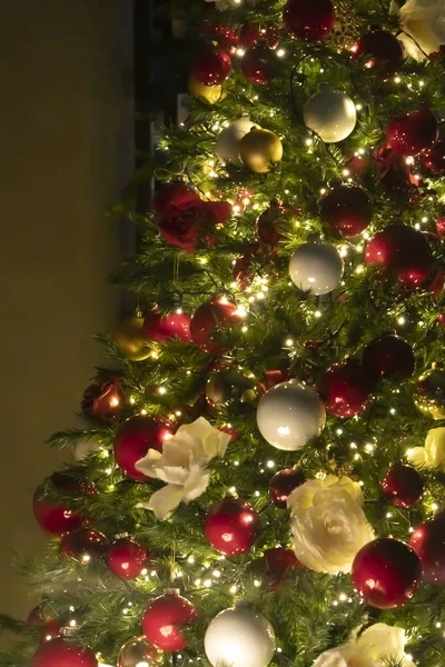 Albero di Natale sfondo - bagattelle e ramo di abete rosso — Foto Stock