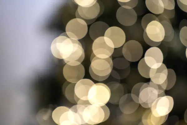 Vista vertical da árvore de Natal borrada com guirlandas . — Fotografia de Stock