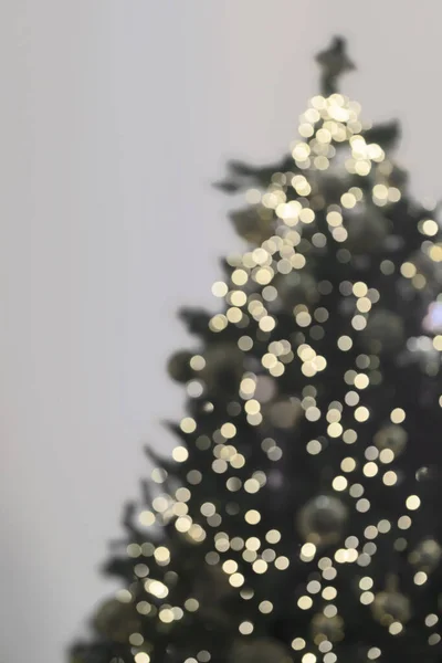 Vista verticale dell'albero di Natale sfocato con ghirlande . — Foto Stock