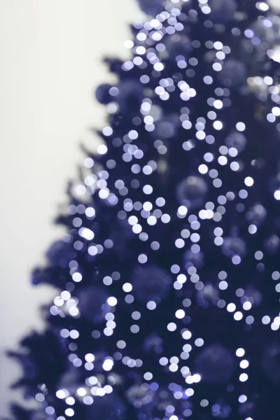Függőleges kilátás elmosódott karácsonyfa koszorúkkal. — Stock Fotó