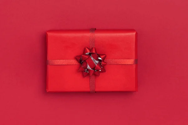 Nouvel An et composition de Noël. Coffret cadeau sur fond rouge. Vue de dessus, plan plat — Photo