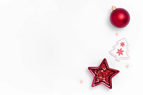 Pastel mavi arka planda yeni yıl ve Noel kompozisyonu. Üst görünüm, düz görünüm, kopyalama alanı