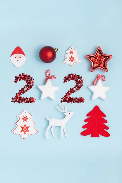 新年とクリスマスの構成。2020年の日付。パステルブルーの背景にフレーム。トップビュー、フラットレイアウト — ストック写真