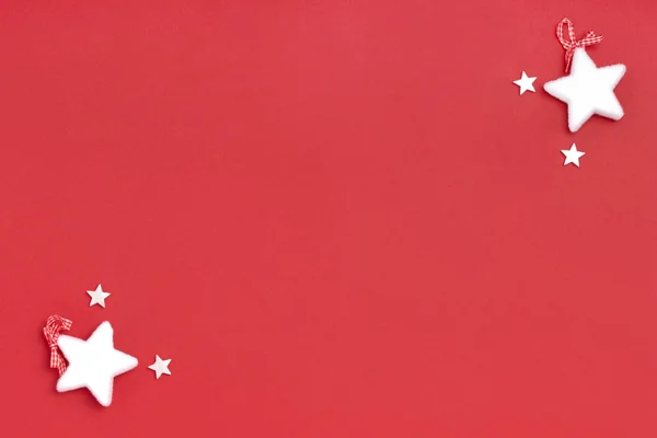 Neujahrs- und Weihnachtsrahmenkomposition. leeres Blatt Papier mit Weihnachtsdekoration auf rotem Hintergrund. Draufsicht, flache Lage, Kopierraum — Stockfoto