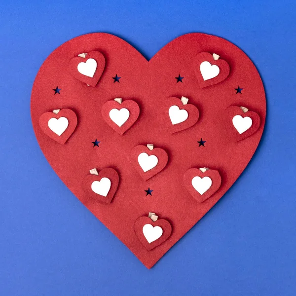 Coração vermelho no fundo azul. Cartão de saudação para o dia dos namorados. Espaço de cópia, flat lay, de cima — Fotografia de Stock