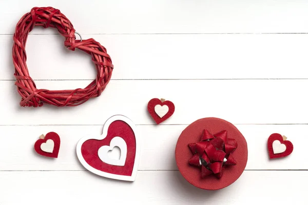 Valentines Day composition. Heart, gift on white wooden surface. Valentine's day concept. Flat lay, top view, from above — Stock Photo, Image