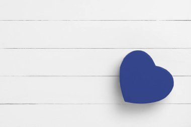 Sevgililer Günü kompozisyonu. Kalp beyaz ahşap yüzeyde. Sevgililer Günü konsepti. Düz yatıyordu, üstten, yukarıdan.