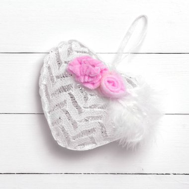 Sevgililer Günü kompozisyonu. Kalp beyaz ahşap yüzeyde. Sevgililer Günü konsepti. Düz yatıyordu, üstten, yukarıdan.