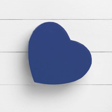 Sevgililer Günü kompozisyonu. Kalp beyaz ahşap yüzeyde. Sevgililer Günü konsepti. Düz yatıyordu, üstten, yukarıdan.