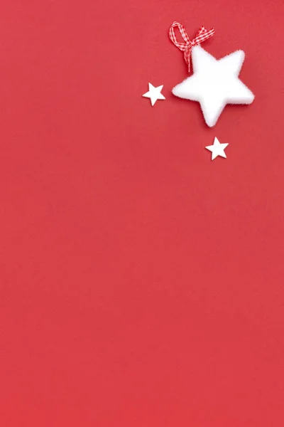 Neujahrs- und Weihnachtsrahmenkomposition. leeres Blatt Papier mit Weihnachtsdekoration auf rotem Hintergrund. Draufsicht, flache Lage, Kopierraum — Stockfoto