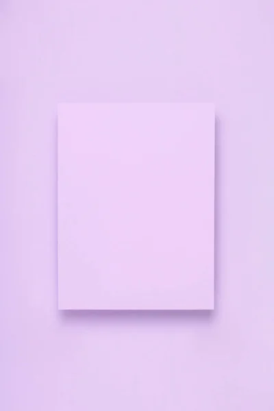 Minimum çerçeve geometrik bileşimi taklit edilir. Narin mavi arka planda, içi boş leylak kağıda yazılmış kartpostal. Şablon tasarım davetiye kartı. Üst görünüm, düz görünüm, kopyalama alanı. 