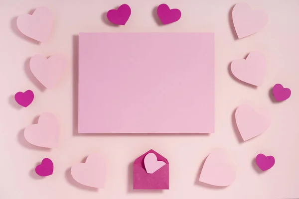 Сердечка з тіні, чистий аркуш паперу, шаблон для дизайну на рожевій поверхні — стокове фото