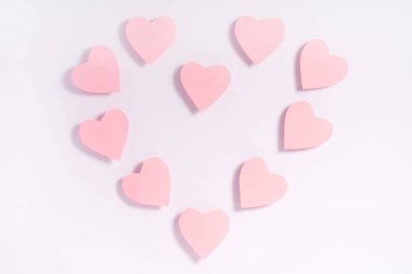 Beyaz yüzeyde pembe kalpler. Sevgililer Günü kompozisyonu. Tebrik kartı.