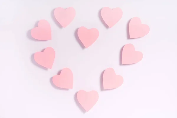 Рожеві серця на білій поверхні. Композиція Валентина. Вітальна листівка . — стокове фото