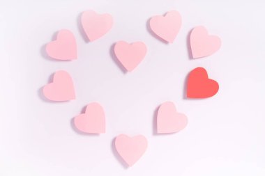 Beyaz yüzeyde pembe kalpler. Sevgililer Günü kompozisyonu. Tebrik kartı.