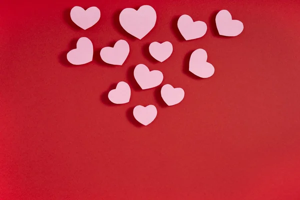 Сердца Валентина на красной поверхности. Вид сверху, плоский, сверху, копировальное пространство Стоковое Фото
