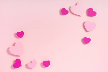 Pembe yüzeyde sevgililer günü kalpleri. Tebrik kartı