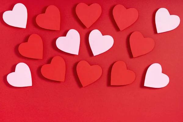 Coeurs de Saint-Valentin sur surface rouge. Vue du dessus, plan, d'en haut, espace de copie — Photo