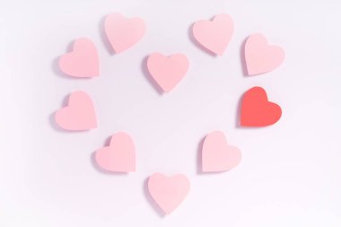 Beyaz yüzeyde pembe kalpler. Sevgililer Günü kompozisyonu. Tebrik kartı.