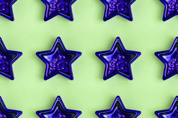 Nahtloses Muster aus fünf spitzen violetten metallischen Sternen auf pastellgrüner Oberfläche — Stockfoto