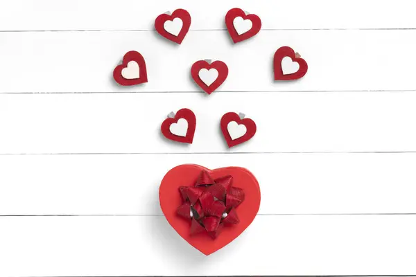 Herzen, Geschenk auf weißer Holzoberfläche. Valentinstag-Konzept. — Stockfoto