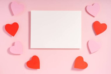 Gölgeli sevgililer günü kalpleri, boş kağıtlar, pembe yüzeyde dizayn için şablon