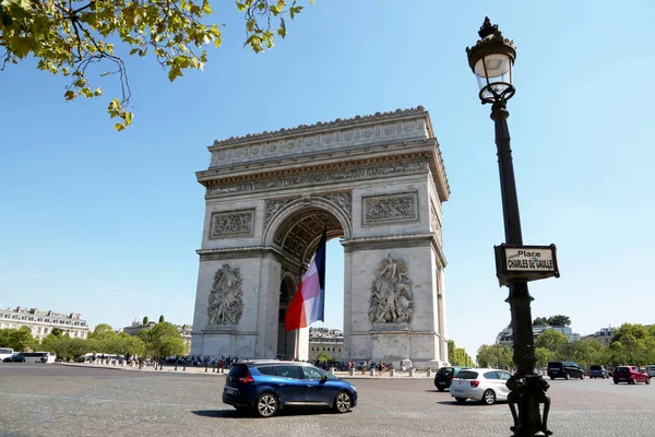 개방적 인 도시 생활을 즐기고 있는 파리의 승리의 아치 — 스톡 사진