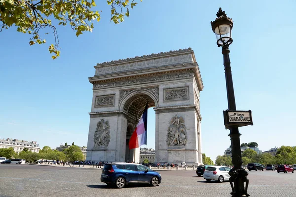 Arco triunfal em Paris sobre a natureza urbana aberta — Fotografia de Stock