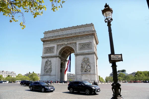 Triumphal arch in Paris on open urban nature — Stock Photo, Image