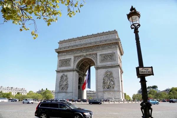 Triumphal arch in Paris on open urban nature — Stock Photo, Image