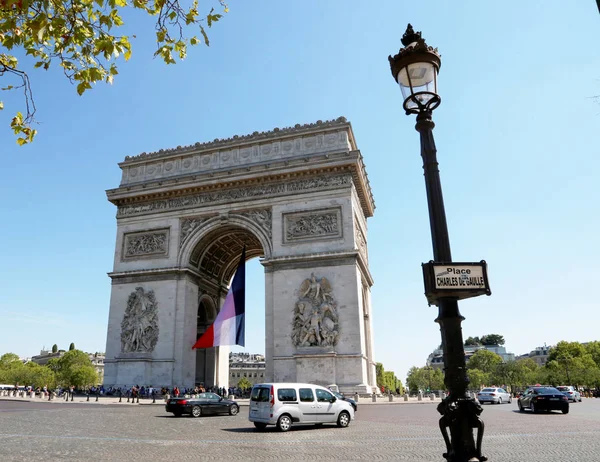 개방적 인 도시 생활을 즐기고 있는 파리의 승리의 아치 — 스톡 사진
