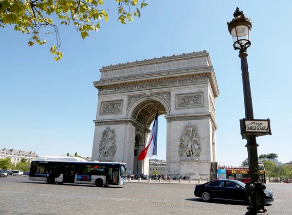 Triumphal arch in Paris on open urban nature — Stock Photo, Image