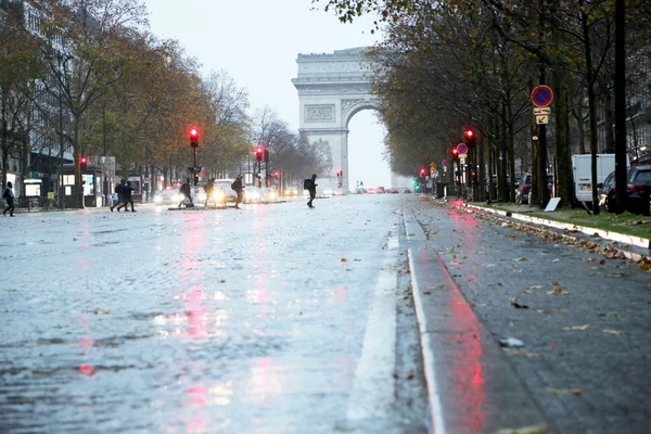 Vítězný oblouk v Paříži na otevřené městské přírodě — Stock fotografie