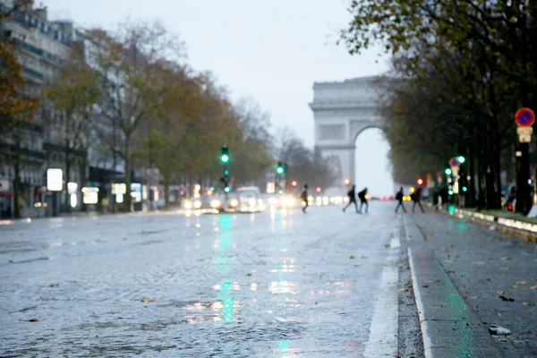 Triumphal arch in Paris on open urban nature — Stock Photo, Image