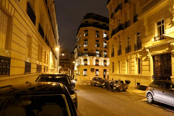 Dům v Paříži na otevřené městské přírody noci Francie — Stock fotografie