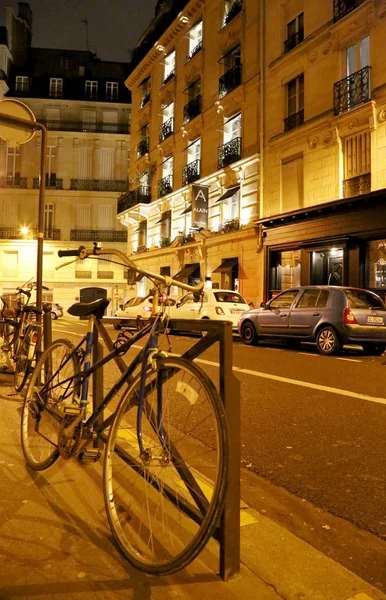 Dům v Paříži na otevřené městské přírody noci Francie — Stock fotografie