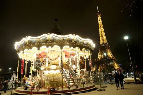 Eiffeltoren in Parijs op open stedelijke carrousel — Stockfoto