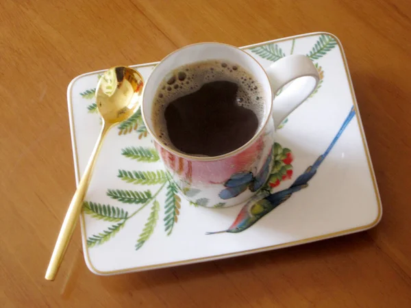 Piękna Filiżanka Kawy Stojąca Drewnianym Stole Mroczną Smaczną Kawą Brązowy — Zdjęcie stockowe