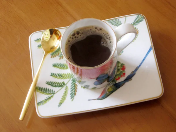 Skönhetskaffe Stående Träbord Med Mörkt Gott Kaffe Brunt Gammalt Bord — Stockfoto