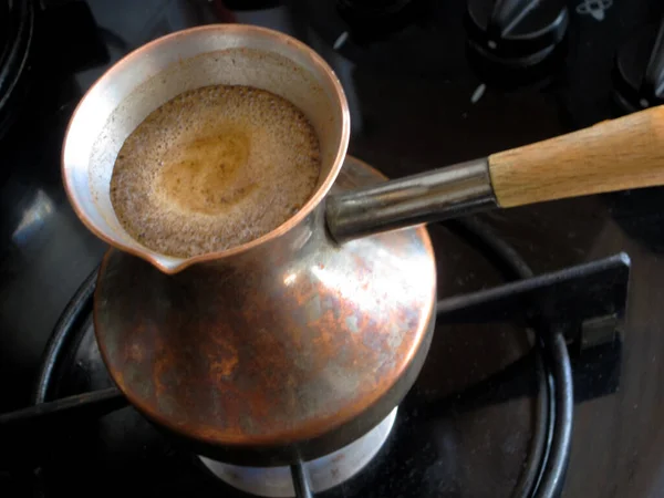 터크에서 뜨거운 맛있는 음료를 바리스타 세즈브에서 끓인다 유기농 구리로 부엌에 — 스톡 사진