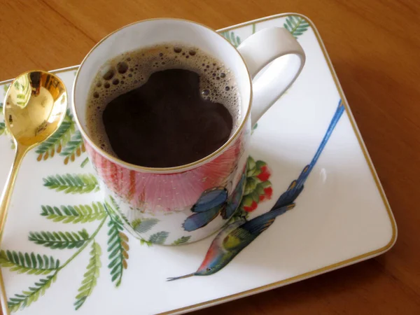 Skönhetskaffe Stående Träbord Med Mörkt Gott Kaffe Brunt Gammalt Bord — Stockfoto