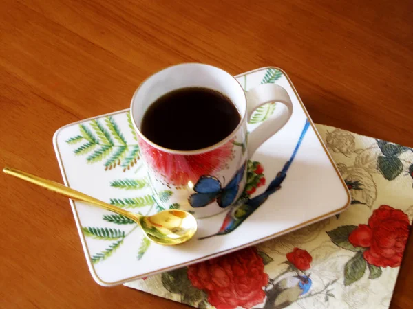 Skönhetskaffe Stående Träbord Med Mörkt Gott Kaffe Brunt Gammalt Bord — Stockfoto