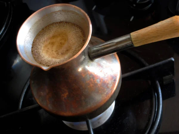 Barista Bereitet Heißes Schmackhaftes Getränk Aus Kupfertürken Kocht Wasser Für — Stockfoto