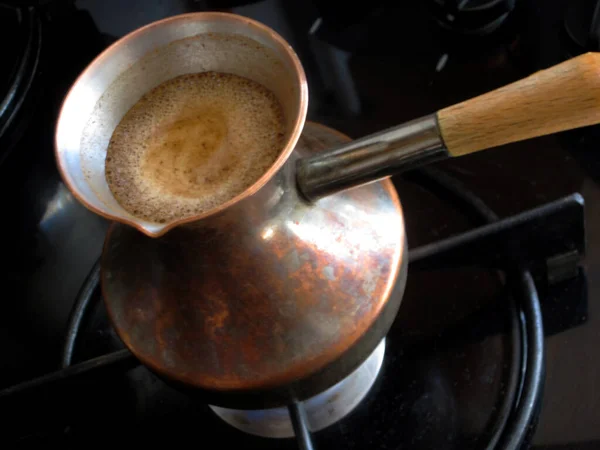 Barista Förbereder Varm Välsmakande Dryck Från Koppar Turk Kokar Vatten — Stockfoto