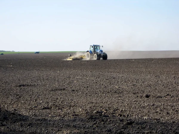 Plowed Field Tractor Brown Soil Open Countryside Nature Tractor Plowed — Stock Photo, Image