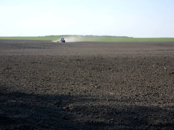 Champ Pulvérisé Par Tracteur Terre Brune Sur Nature Campagne Ouverte — Photo