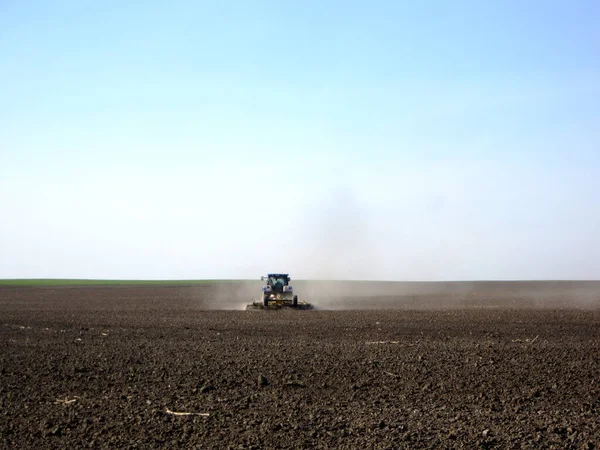 Campo Fluido Por Tractor Suelo Marrón Naturaleza Campo Abierto Tractor —  Fotos de Stock